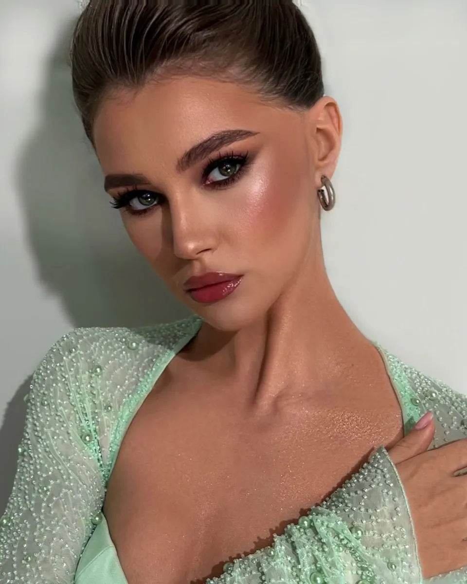 Glam makeup look, mint dress